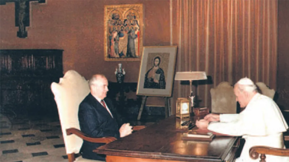 Jan Paweł II w rozmowie z przywódcą ZSRR Michaiłem Gorbaczowem . Watykan, 1 grudnia 1989 r. /fot. KNA-Bild / 