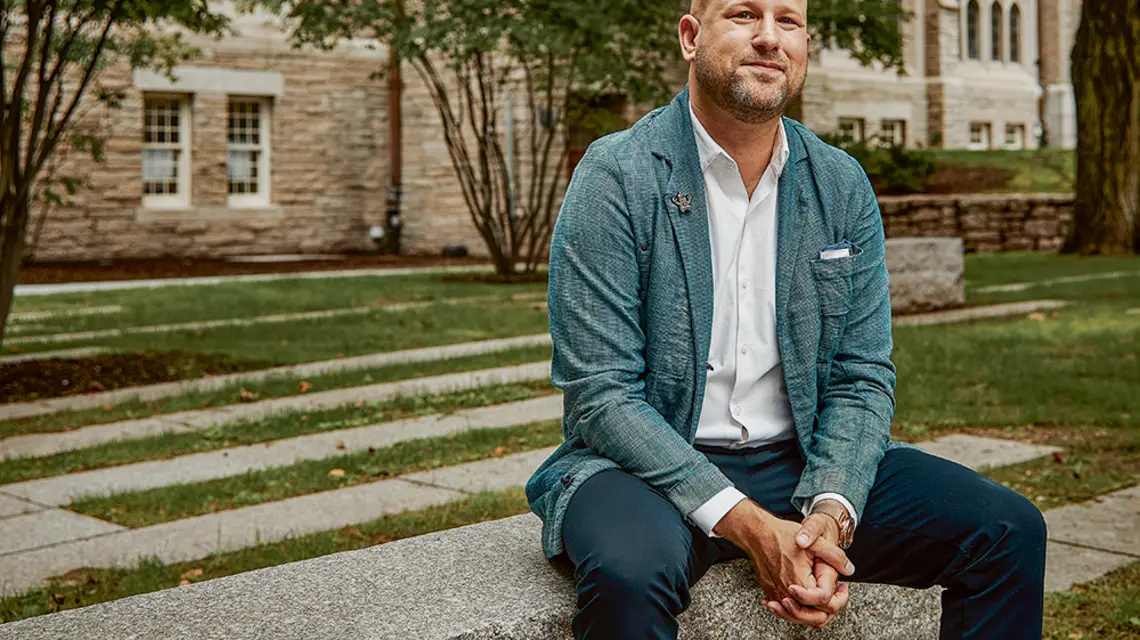 Greg Epstein na dziedzińcu Harvardu, Cambridge. USA, sierpień 2021 r. / CODY O'LAUGHLIN / NEW YORK TIMES / EAST NEWS
