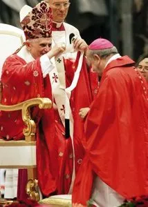 Benedykt XVI nakłada paliusz abp. Stanisławowi Dziwiszowi, 29 czerwca 2005 / 
