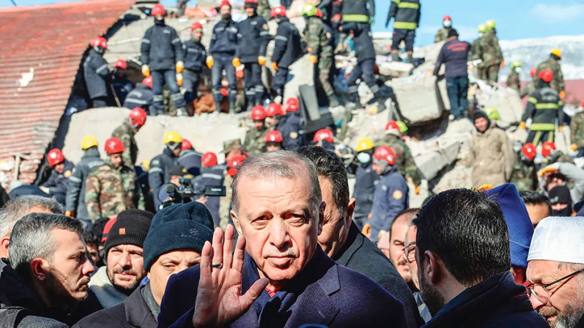 Prezydent Turcji Recep Erdoğan w mieście Kahramanmaraş w południowej Turcji, jednym z dotkniętych katastrofalnym trzęsieniem ziemi. Turcja, 8 lutego 2023 r. / ADEM ALTAN / AFP / EAST NEWS