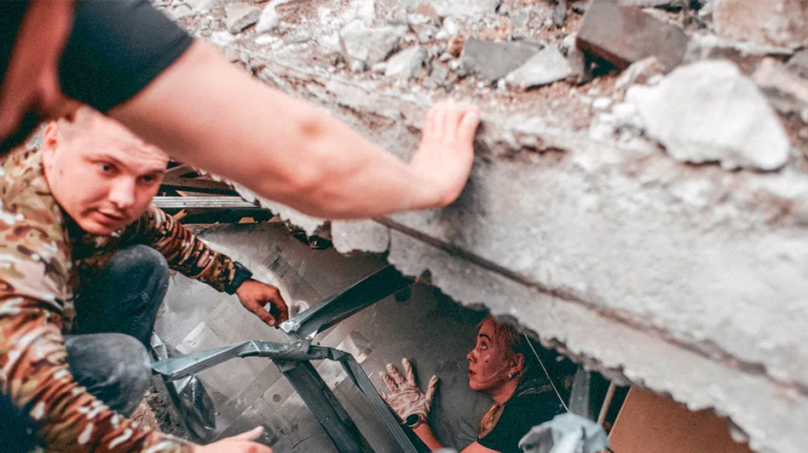 Akcja ratownicza po ataku rakietowym na restaurację Ria w Kramatorsku. Ukraina, 27 czerwca 2023 r. / WOJCIECH GRZĘDZIŃSKI / ANADOLU / GETTY IMAGES