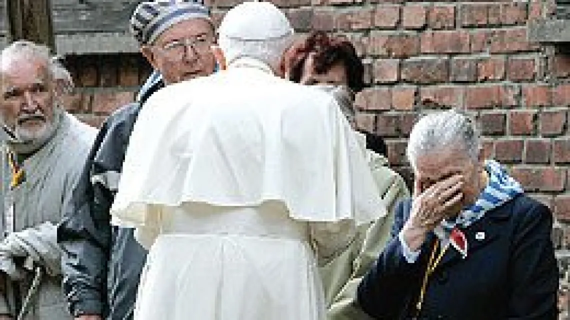 Benedykt XVI podczas spotkania z byłymi więźniami KL Auschwitz, 28 maja 2006 /fot. W. Wylegalski / 