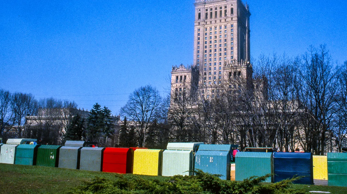 Handel uliczny przed Pałacem Kultury, 1992 r. / KRZYSZTOF WOJCIEWSKI / FORUM