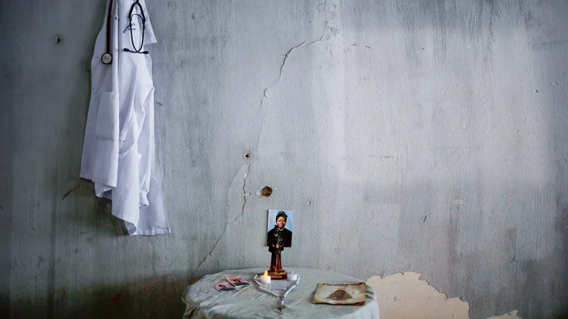 W schronisku dla ofiar homofobii;  na stole figurka Matki Bożej,  na ścianie obrazek św. Józefiny Bakhity.  São Paulo, Brazylia, listopad 2016 r. / REUTERS / FORUM