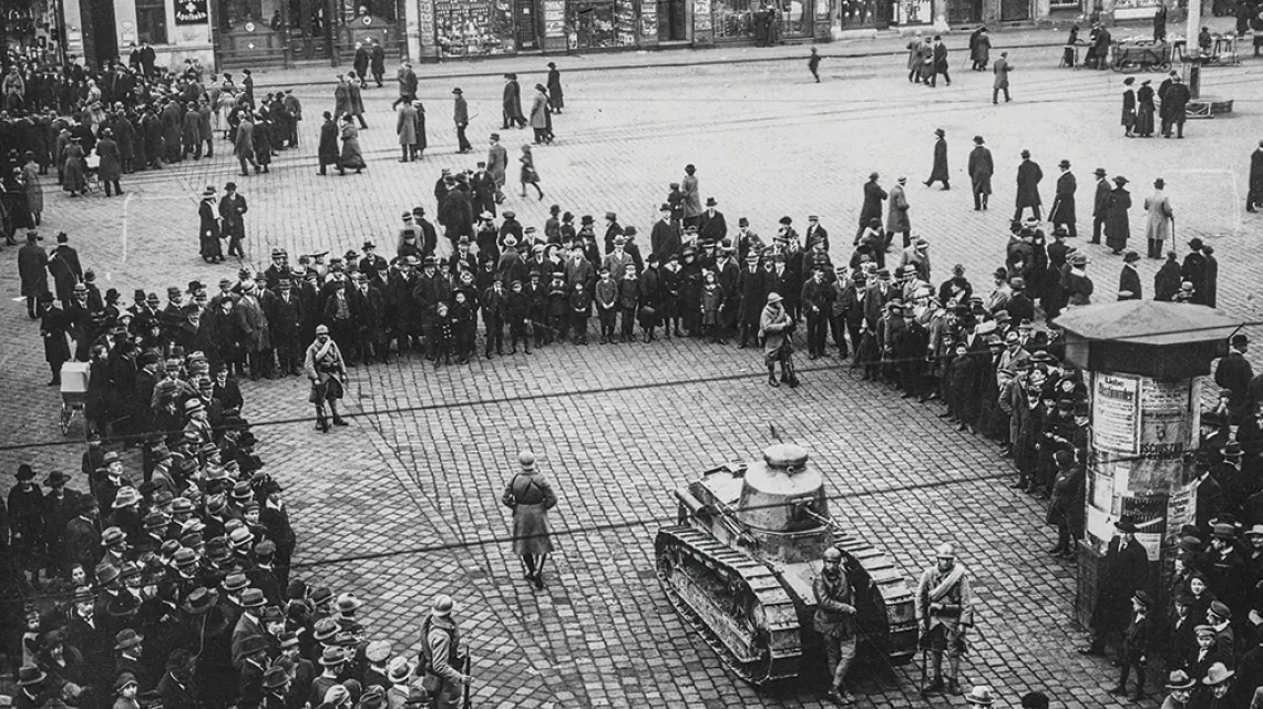 Francuscy żołnierze w otoczeniu gapiów pilnują porządku podczas plebiscytu na Górnym Śląsku. Widoczny francuski czołg Renault FT-17. Katowice, marzec 1921 r. / NAC.GOV.PL