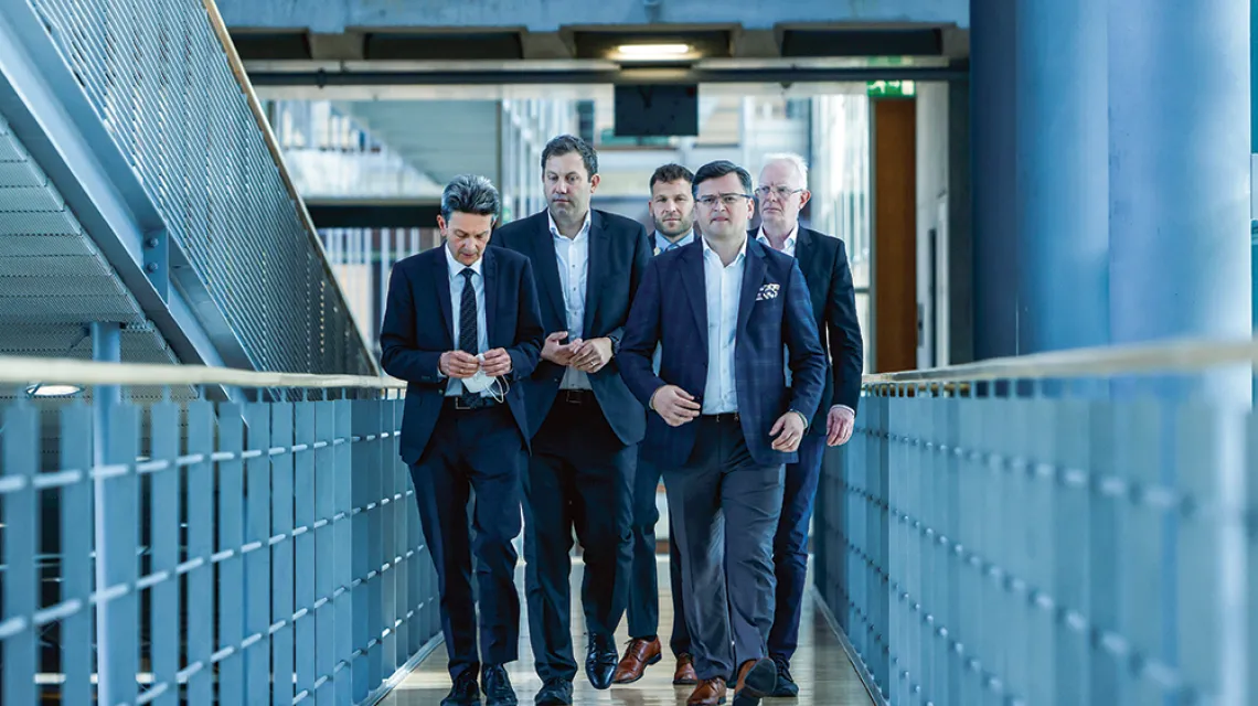 Minister spraw zagranicznych Ukrainy Dmytro Kułeba (w pierwszym rzędzie z prawej) z szefami SPD: Rolfem Mützenichem (pierwszy z lewej) i Larsem Klingbeilem (w środku), Berlin, maj 2022 r. / MICHELE TANTUSSI / REUTERS / FORUM