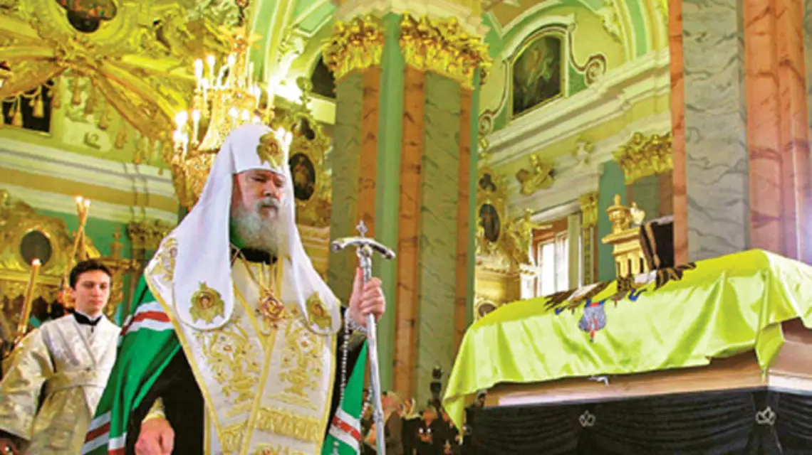 Patriarcha Aleksy II podczas uroczystości pochówku carycy Marii Fiodorownej, matki ostatniego cara Mikołaja II, petersburg, wrzesień 2006 r. / fot. KNA-Bild / 