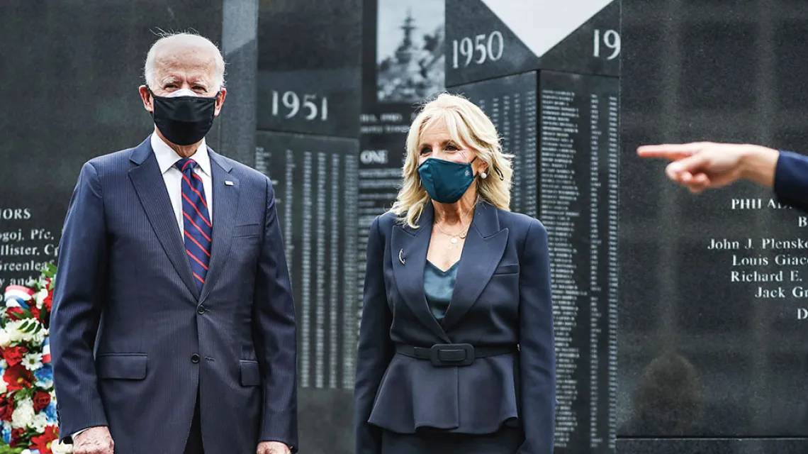 Przed Dniem Weterana Jill i Joe Biden oddali hołd obywatelom Pensylwanii, poległym w wojnie koreańskiej. Filadelfia, 10 listopada 2020 r. / JOE RAEDLE / GETTY IMAGES
