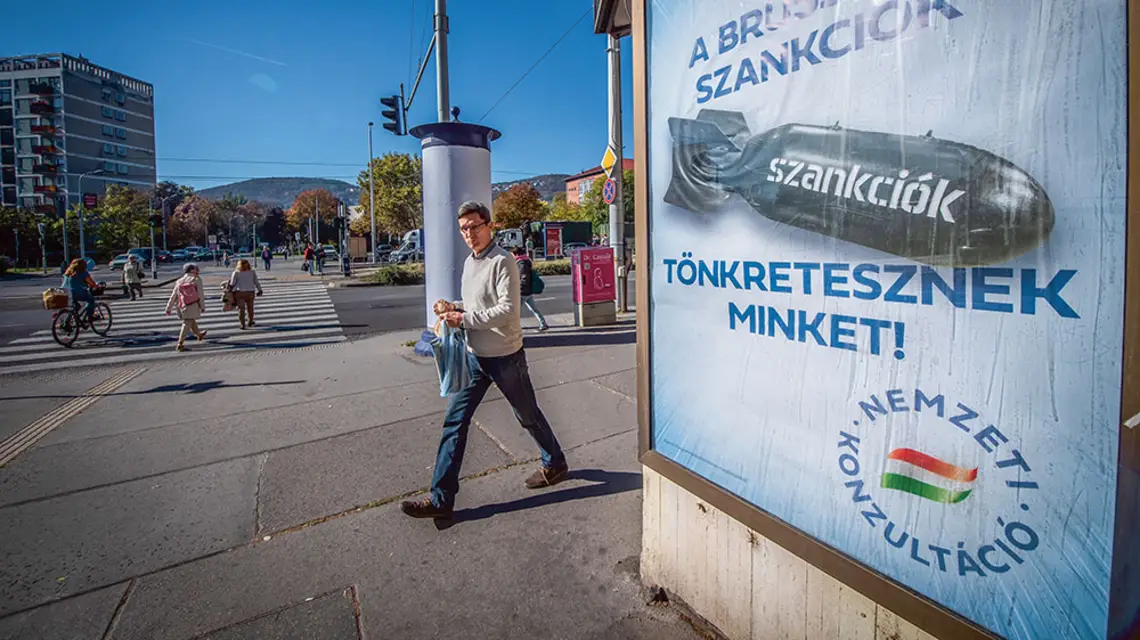 Rządowe billboardy przekonują, że kłopotom gospodarczym Węgier winne są „brukselskie sankcje”. Budapeszt, październik 2022 r. / FERENC ISZA / AFP / EAST NEWS