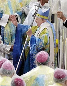 Papież błogosławi wiernych po przyjeździe do Mariazell, 8 września 2007 r. / 