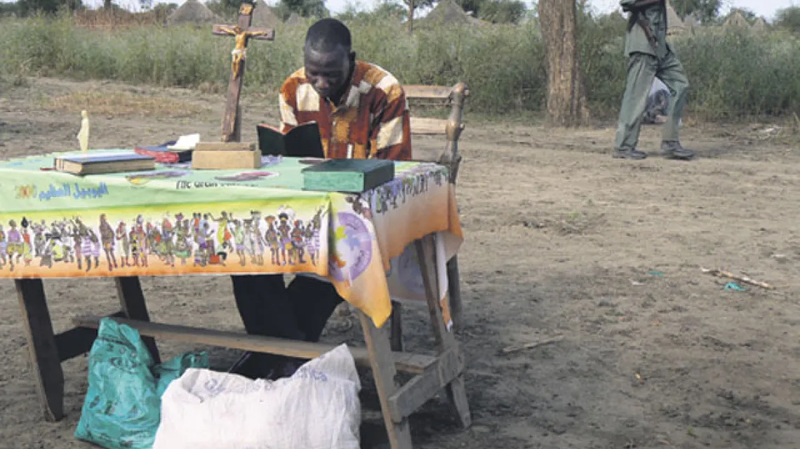 Świecki katechista przygotowuje się do nabożeństwa. Lankien w Południowym Sudanie, sierpień 2009 r. / fot. Stanisław Górski / 