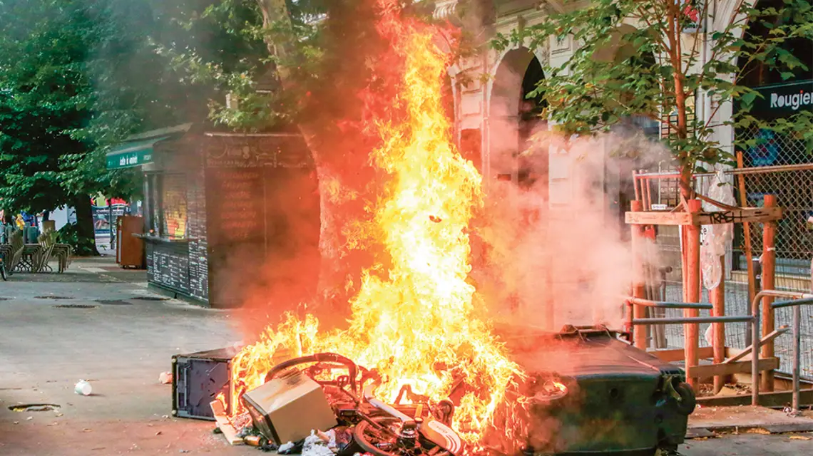 Podczas protestów, które na przełomie czerwca i lipca ogarnęły całą Francję, zniszczono ponad 270 komisariatów, ponad 100 merostw, prawie 170 szkół i kilkanaście tysięcy aut. Na zdjęciu: Marsylia, 29 czerwca 2023 r. / DENIS THAUST / SOPA / GETTY IMAGES