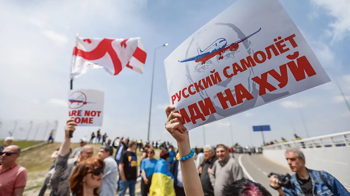 „Rosyjski samolocie, idi na chuj” – protest przeciwko wznowieniu połączeń lotniczych pomiędzy Rosją a Gruzją. Tbilisi, 19 maja 2023 r. / MIRIAN MELADZE / ANADOLU AGENCY / GETTY IMAGES