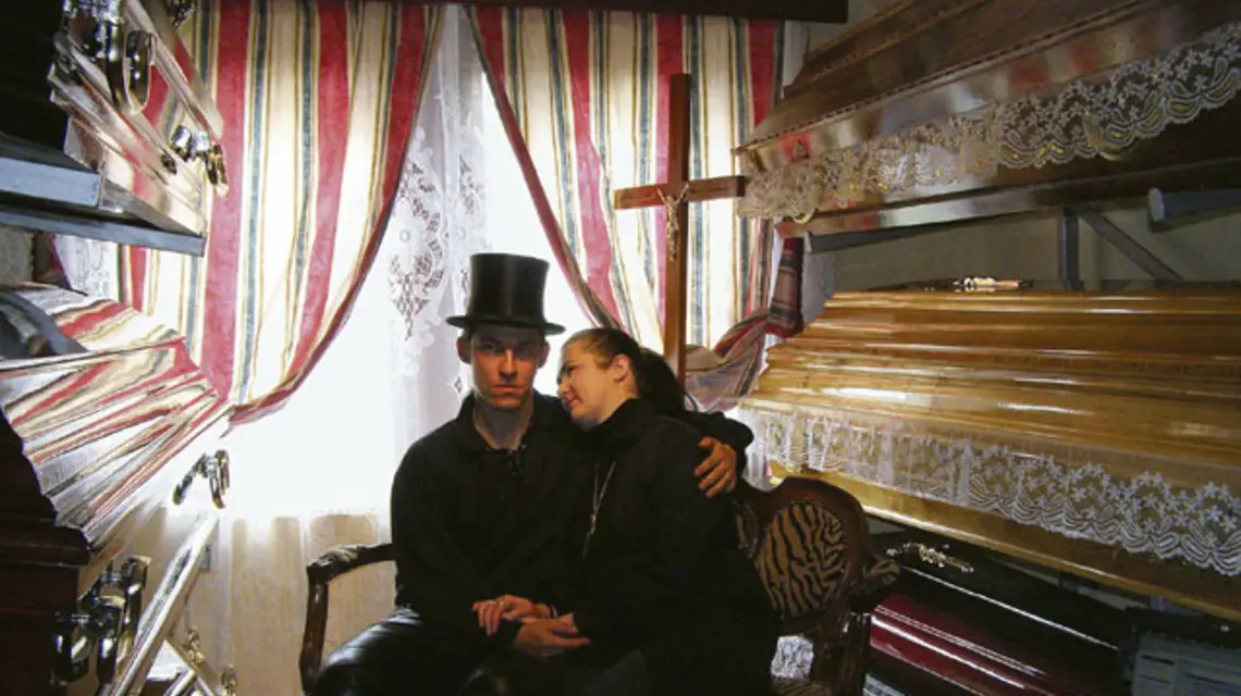 Uwiedzenie przez śmierć – kadr z filmu „Witajcie w mroku” /fot. HBO / 