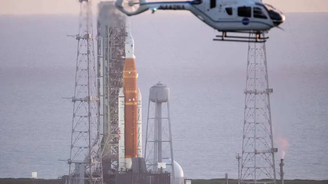 Helikopter NASA przelatuje obok rakiety SLS z kapsułą Orion, NASA Kennedy Space Center, Floryda, 29 sierpnia 2022 r. / / FOT. NASA