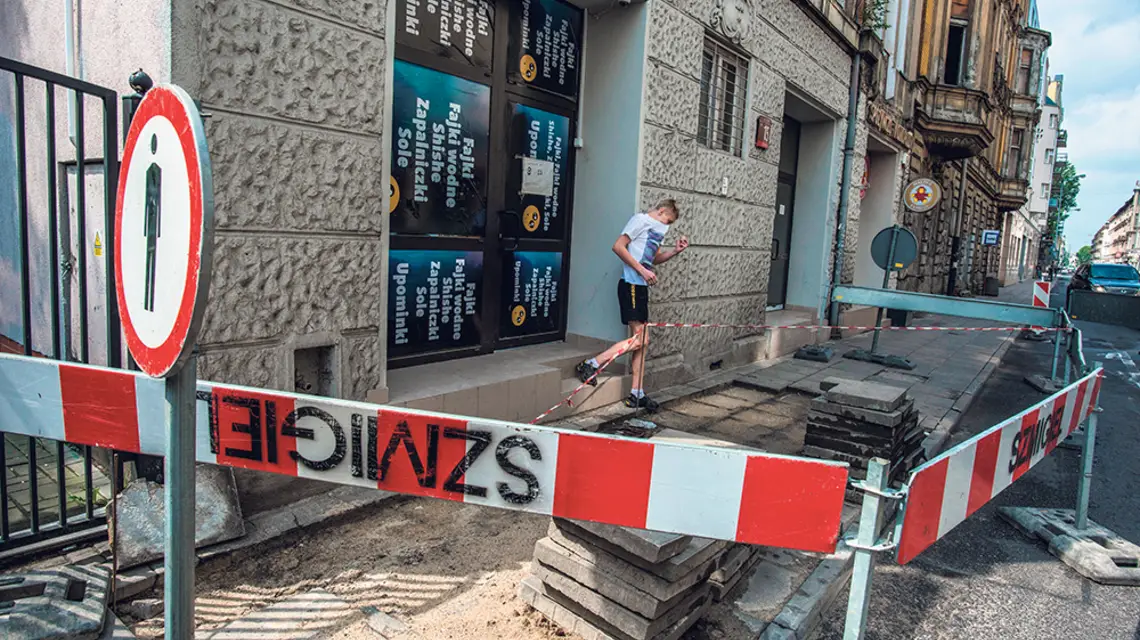 „Remont” chodnika przed sklepem z dopalaczami, Łódź, czerwiec 2016 r. / GRZEGORZ MICHAŁOWSKI / PAP