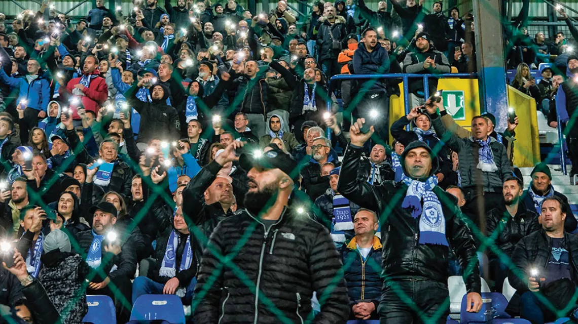 Kibice podczas meczu FK Željezničar Sarajewo–FK Borac Banja Luka, Grbavica, 7 listopada 2022 r. / DARIUSZ KAŁAN