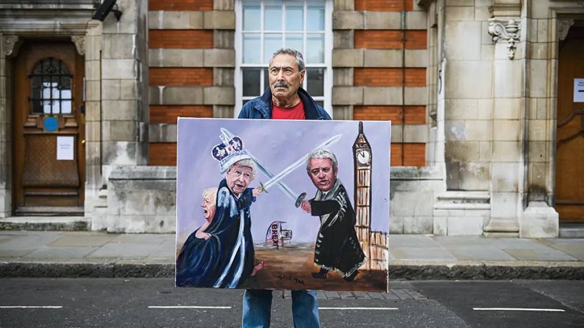 Praca satyryka Kaya Mara: Boris Johnson kryje się za królową, która walczy z przewodniczącym Izby Gmin Johnem Bercowem. Londyn, wrzesień 2019 r. / DANIEL LEAL-OLIVAS / AFP / EAST NEWS