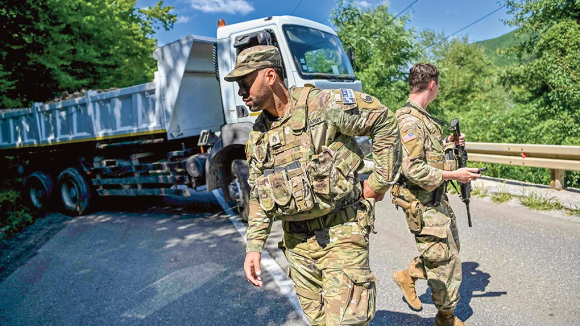 Żołnierze NATO w pobliżu serbskiej barykady, Zubin Potok, Kosowo, 1 sierpnia 2022 r. / ARMEND NIMANI / AFP / EAST NEWS