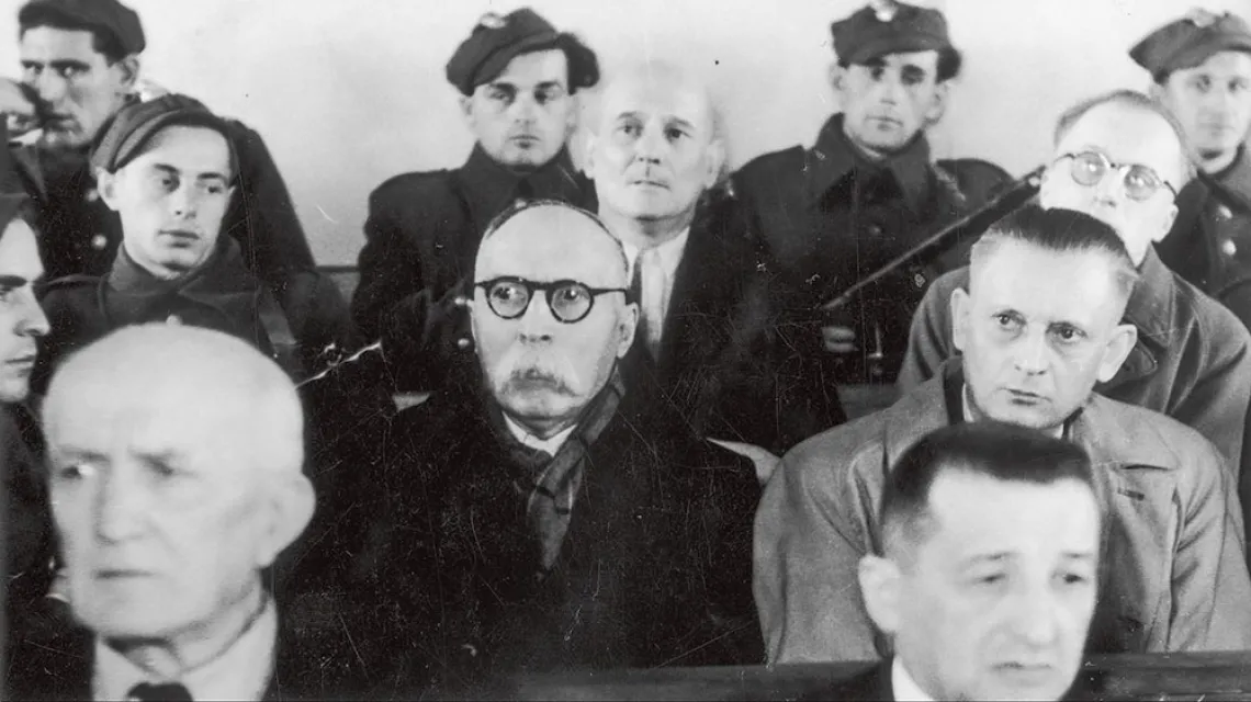 Proces sądowy Kazimierza Pużaka (w środku) i towarzyszy, kwiecień 1948 r. / NAC