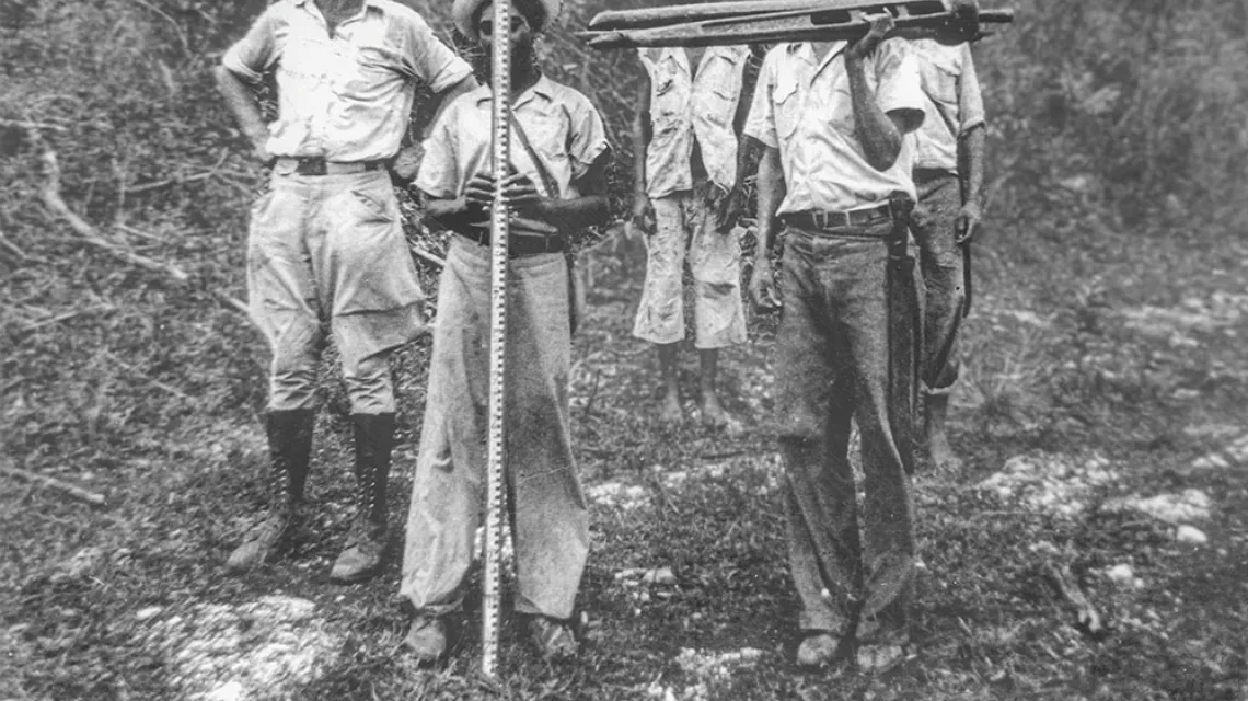 Jeden z ocalonych Żydów Felix Koch (po lewej) i jego pracownicy przygotowują się do wiercenia w lasach w pobliżu Sosúa. Dominikana, 1945 r.  / ARCHIVE OF THE JEWISH COMMUNITY AND MUSEUM OF SOSUA