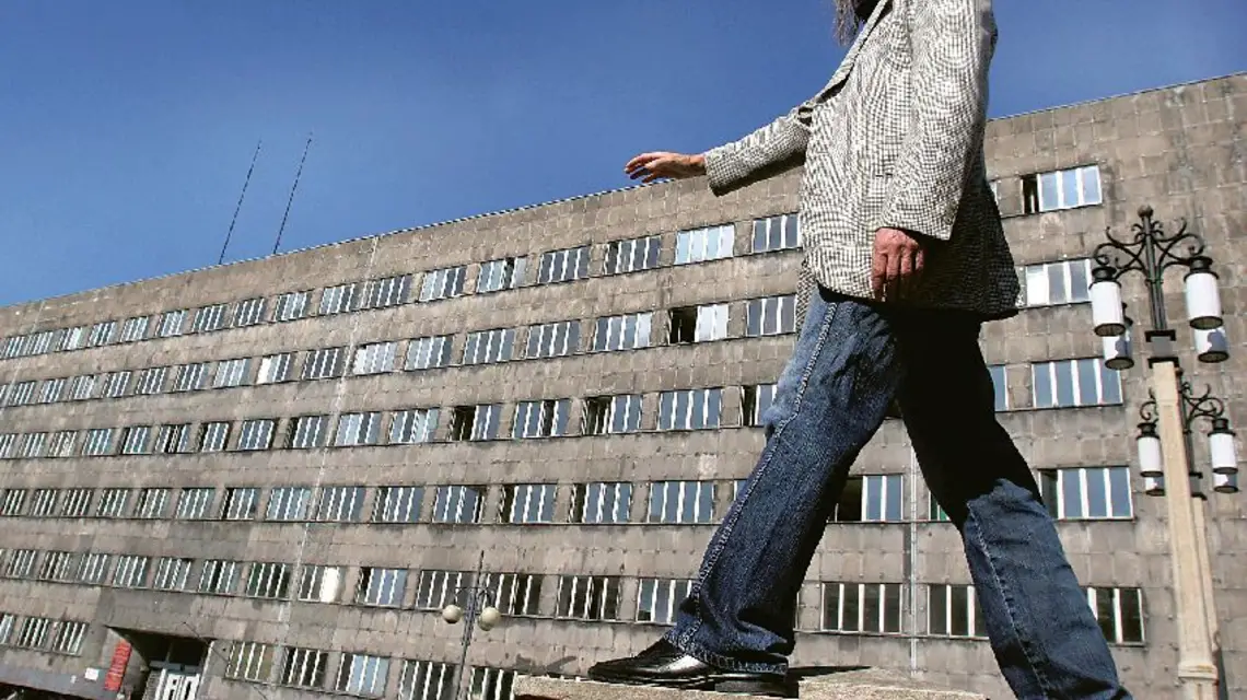 Tadeusz Sławek, w tle Uniwersytet Śląski. Maj, 2007 r. / Fot. Dawid Chalimoniuk / Agencja Gazeta / 