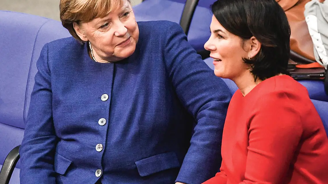 W kuluarach parlamentu: kanclerz Angela Merkel i współprzewodnicząca Zielonych Annalena Baerbock, 16 stycznia 2020 r. Dziś Baerbock jest kandydatką swojej partii na urząd kanclerza. / FOT. / SERGEY DOLZHENKO / EPA / PAP