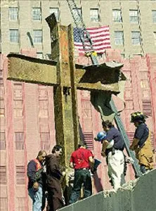 Ks. Brian Jordan błogosławi krzyż ze stalowych dźwigarów na ruinach WTC; 4 października 2001 r. / 