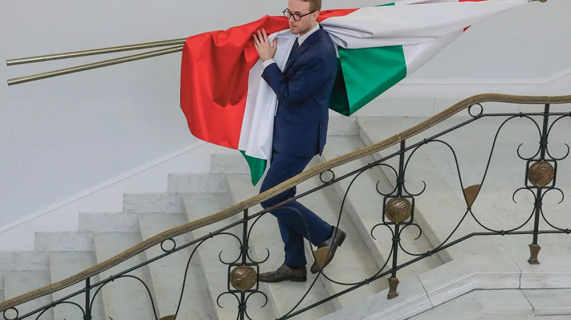 Demontaż flag Polski i Węgier po spotkaniu Jarosława Kaczyńskiego i Victora Orbána w Sejmie, Warszawa, 22 września 2017 r. / PAWEŁ SUPERNAK / PAP