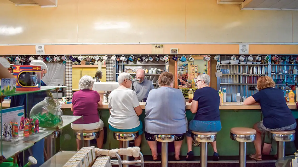 Bar i sklep Sine’s 5 and 10 Cents w Quakertown, Pensylwania, sierpień 2019 r. / JAN SMOLEŃSKI