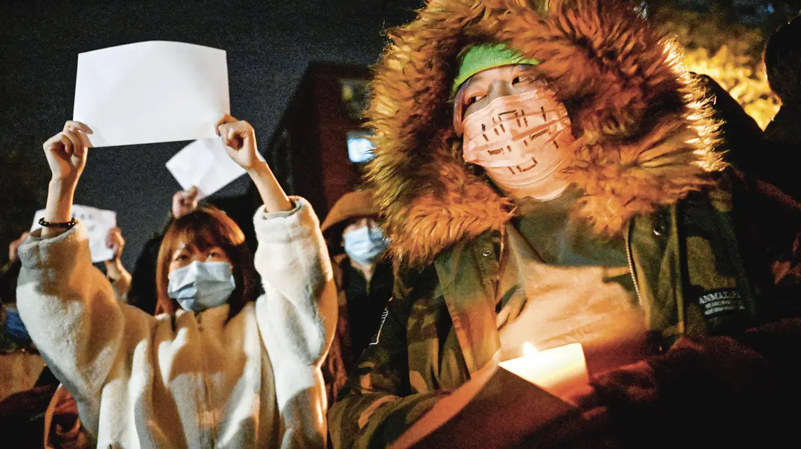 Protest przeciwko restrykcyjnej polityce antycovidowej w Chinach. Biała kartka stała się symbolem protestów. Pekin, 28 listopada 2022 r. / / NOEL CELIS / AFP / EAST NEWS