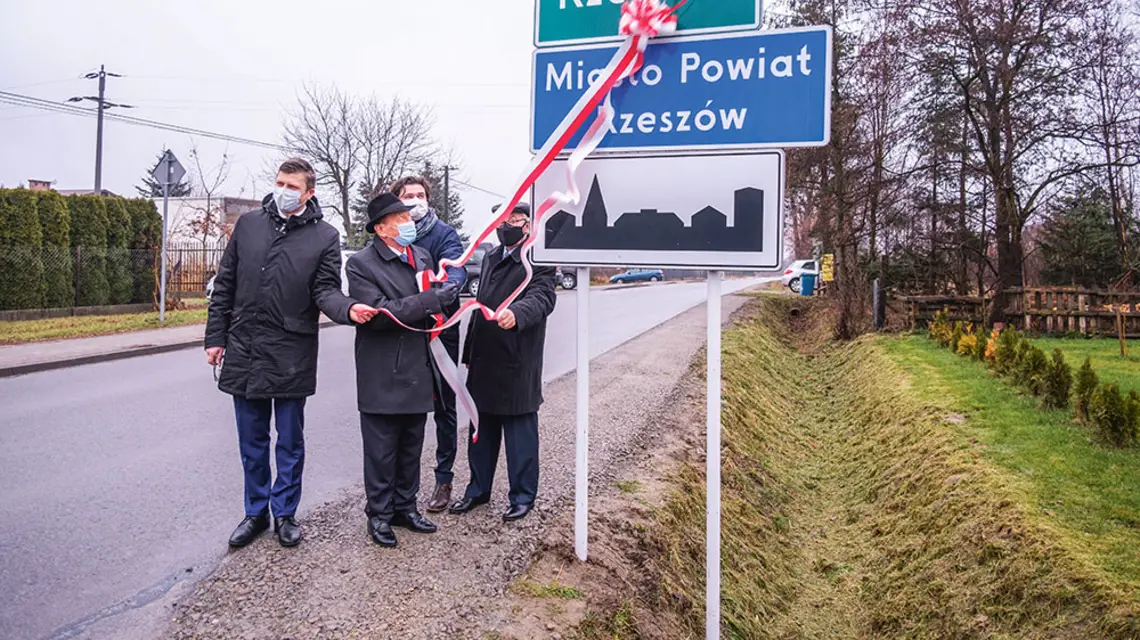 Nowy rok Rzeszów uczcił wchłaniając kolejną wieś – tym razem Pogwizdów. Na zdjęciu ustępujący prezydent Tadeusz Ferenc, po jego prawej rekomendowany przezeń kandydat na następcę Marcin Warchoł. / PATRYK OGORZAŁEK / AGENCJA GAZETA