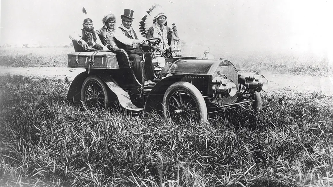Ranczo Braci Miller, 11 lipca 1905 r. Za kierownicą, w kapeluszu – Geronimo, wódz Apaczów. Obok niego Edward Le Clair Sr, wódz Indian Ponka. / CONTRIBUTOR / GETTY IMAGES