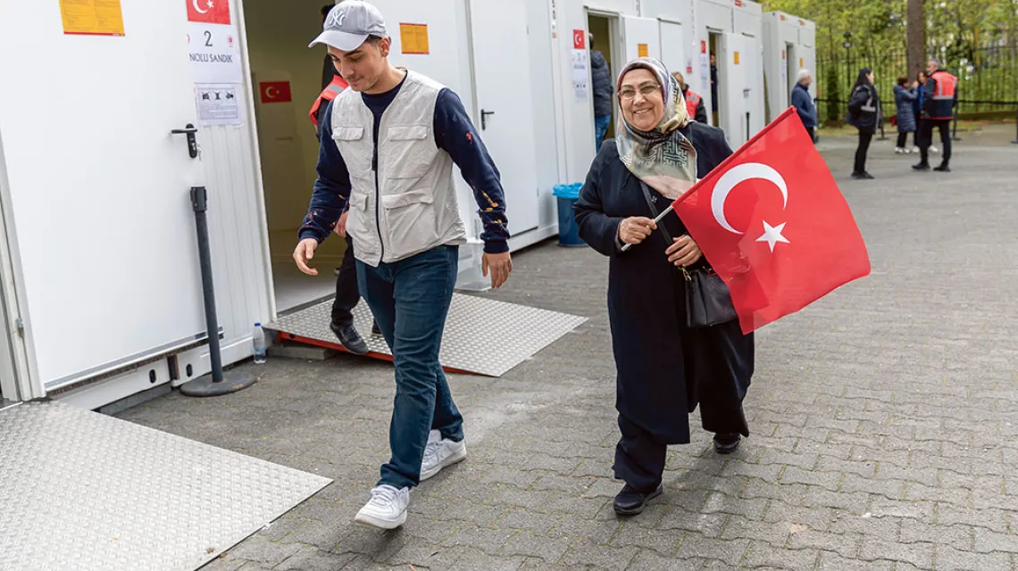 Turcy żyjący w Niemczech właśnie oddali głos w specjalnych kabinach-kontenerach, przygotowanych przez konsulat turecki w Berlinie. 27 kwietnia 2023 r. / MAJA HITIJ / GETTY IMAGES