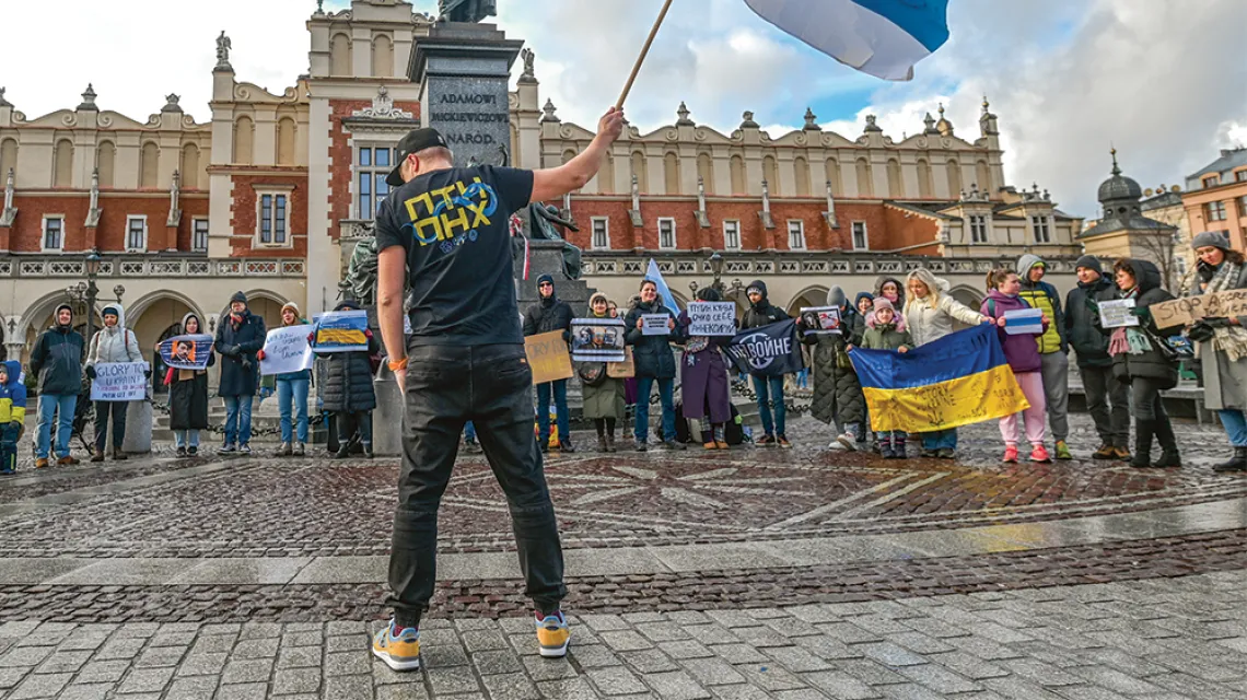Rosyjska diaspora, pod barwami antyrządowej opozycji, protestuje przeciwko agresji na Ukrainę. Kraków, luty 2022 r. / ARTUR WIDAK / NURPHOTO / GETTY IMAGES