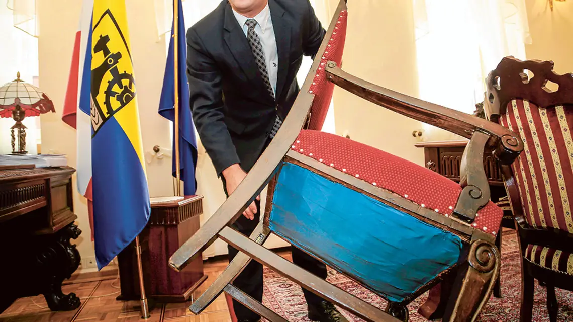 Prezydent Katowic Marcin Krupa przekazuje swój fotel w ramach akcji dobroczynnej, wrzesień, 2016 r. / GRZEGORZ CELEJEWSKI / AGENCJA GAZETA