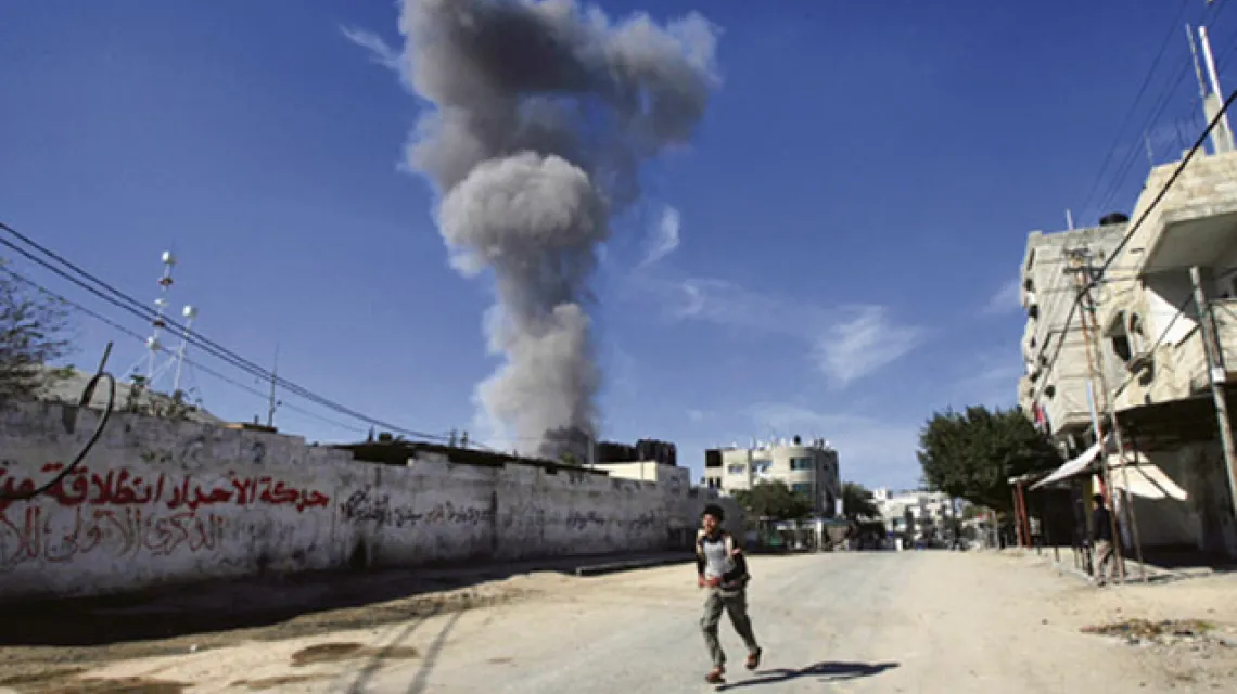 Strefa Gazy pod izraelskim ostrzałem, 13 stycznia 2009 r. / fot. Eyad Baba / AP / Agencja Gazeta / 