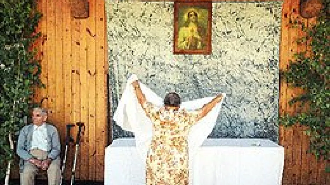 Od ponad stu lat rodzina Łopatów z Lanckorony przygotowuje ołtarz na procesję Bożego Ciała / fot. ANDRZEJ KRAMARZ / visavis.pl / 
