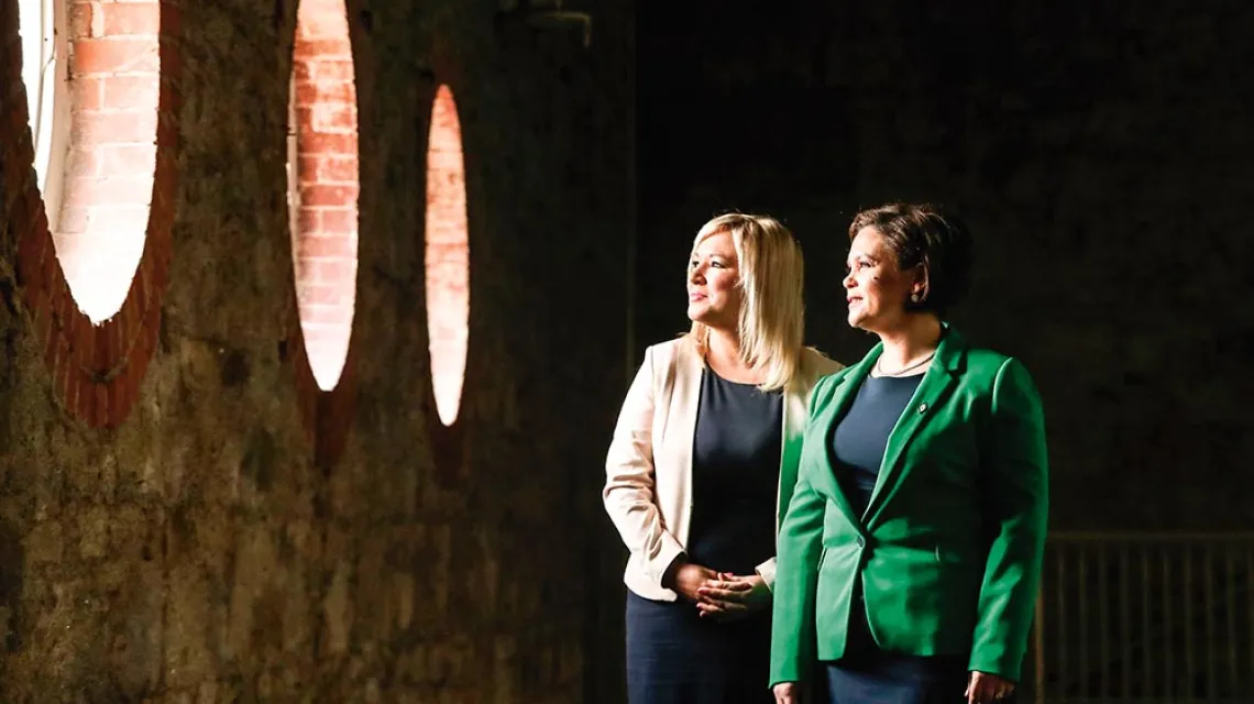 Przewodnicząca Sinn Féin Mary Lou McDonald (z prawej) i Michelle O’Neill, ­jej wiceprzewodnicząca i wicepremier Irlandii Płn. Dublin, luty 2018 r. / NIALL CARSON / EAST NEWS