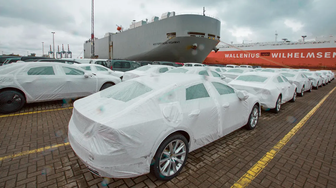 Niemieckie samochody przeznaczone na eksport w porcie w Bremerhaven, kwiecień 2018 r. / ULRICH BAUMGARTEN / GETTY IMAGES