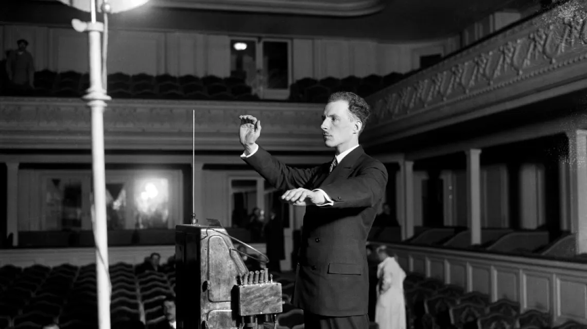 Lew Termen demonstruje Termenvox. Paryż, grudzień 1927 r. / fot. Bettmann, Corbis / 