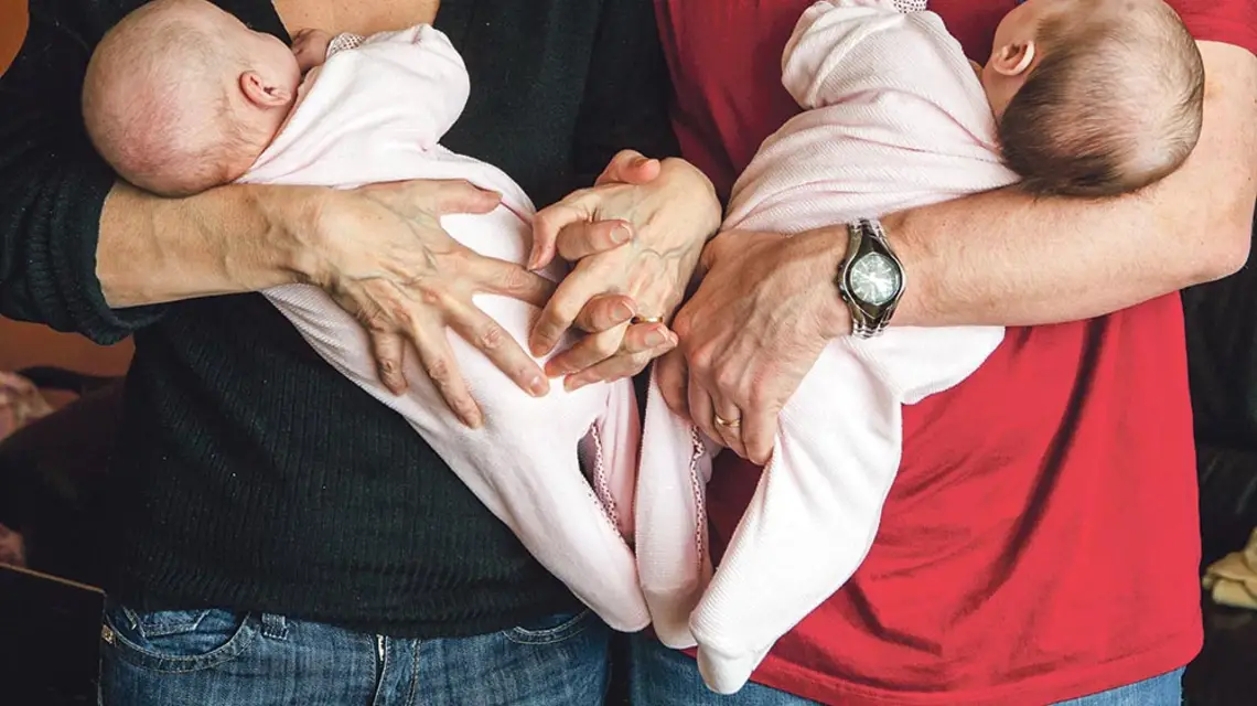 Francuskie małżeństwo z bliźniaczkami urodzonymi przez ukraińską matkę w Użgorodzie, 2011 r. / OLEXANDER ZOBIN / AFP / EAST NEWS