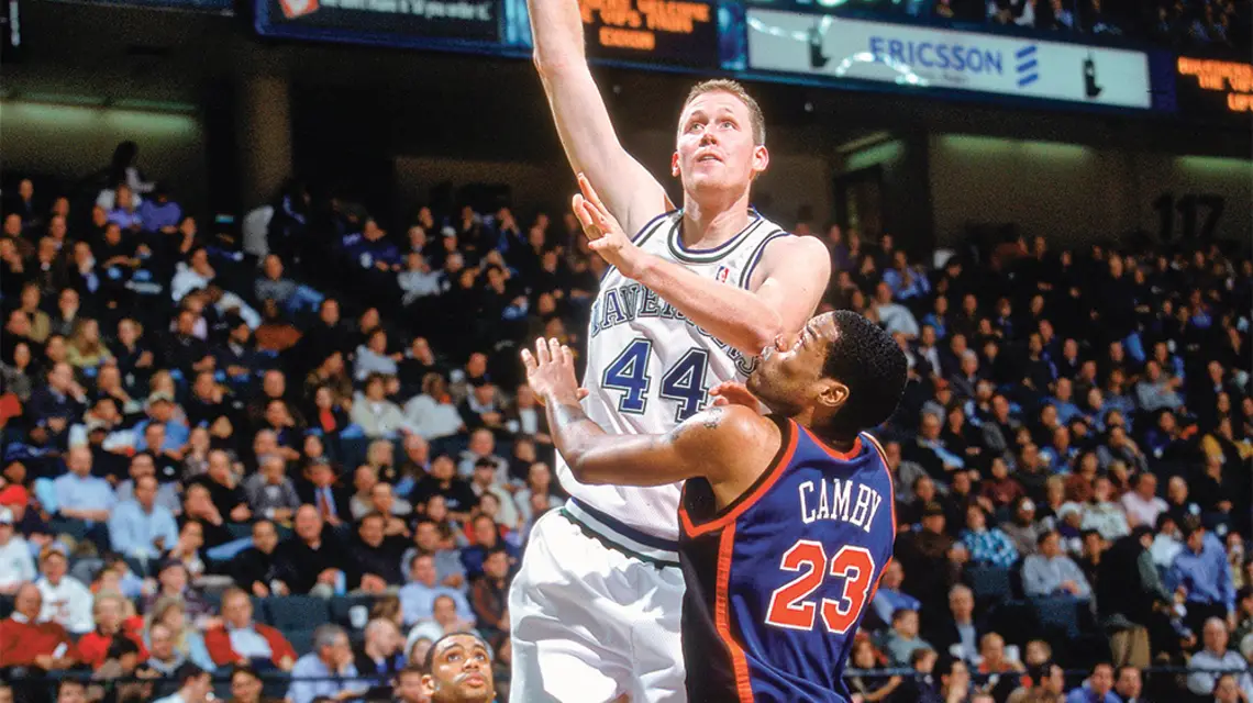 Shawn Bradley (w środku, z numerem 44), jeden z najwyższych koszykarzy w historii. Dallas, USA. 6 grudnia 2000 r. / RONALD MARTINEZ / GETTY IMAGES