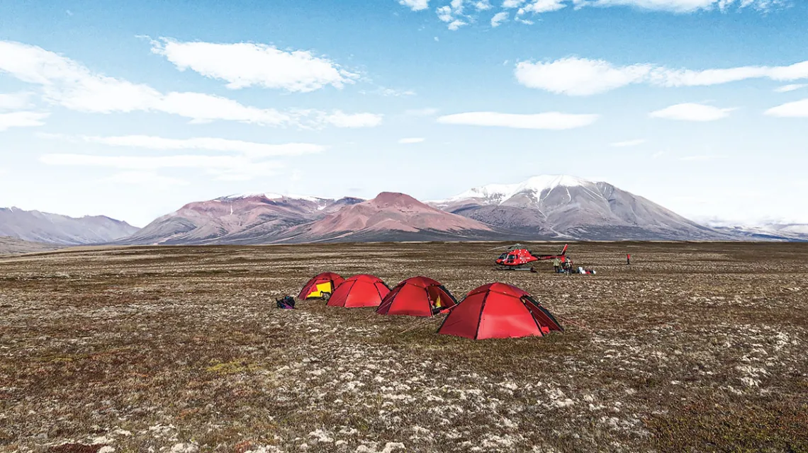 Obóz przejściowy przed przeprowadzką w góry, gdzie prowadzone będą poszukiwania skamieniałości. Grenlandia, 2022 r. /  / GRZEGORZ NIEDŹWIEDZKI