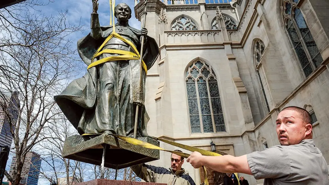 Montaż pomnika Jana Pawła II przed katedrą w Denver, 2 kwietnia 2009 r. / CRAIG F. WALKER / DENVER POST / GETTY IMAGES