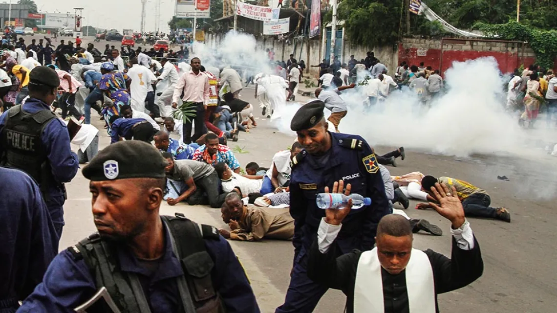 Policja rozpędza demonstrację przeciwników prezydenta Josepha Kabili. Protesty, inicjowane przez Kościół katolicki,  odbywają się już co tydzień. Kinszasa, Demokratyczna Republika Konga, 21 stycznia 2018 r. / KENNY KATOMBE / REUTERS / FORUM