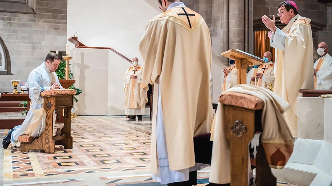 Ks. Matthew Hood przyjmuje drugi raz święcenia kapłańskie z rąk abp. Allena Vignerona. Katedra w Detroit, 17 sierpnia 2020 r. / VALAURIAN WALLER / DETROIT CATHOLIC