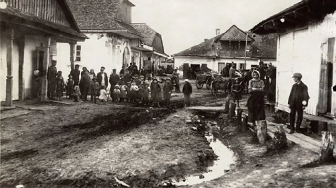 Wieloetniczny Poryck na Wołyniu, rok 1915 /fot. Repr. Tomasz Wiśniewski / Forum / 