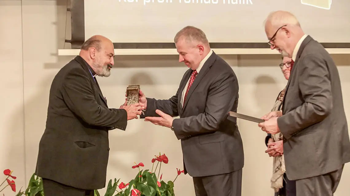 Ks. Tomáš Halík odbiera Nagrodę „In Veritate” z rąk Michała Góry, prezesa zarządu Fundacji im. bp. Pieronka podczas zeszłorocznej Międzynarodwej Konferencji „Chrześcijanie Europy wobec kryzysów”, Kraków 2021 r. / Antoni Witwicki / materiały prasowe