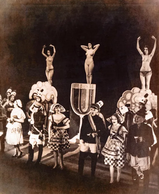 Burleska w berlińskim kabarecie, późne lata 20. XX w. / BETTMANN / GETTY IMAGES